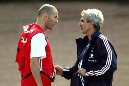 Zidane y Domenech, durante el Mundial de 2006.-REUTERS / CHARLES PLATIAU