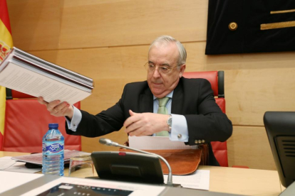 El presidente del Consejo de Cuentas, Jesús Encabo, presenta el informe de fiscalización de la contratación administrativa de la Administración General e Institucional de la Comunidad ejercicios 2012 y 2013 ante la Comisión de Economía y Hacienda de las C-ICAL