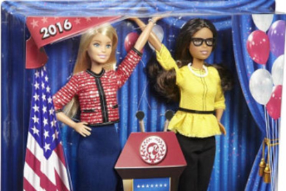 La Barbie presidenta (izquierda) y la Barbie vicepresidenta saludan victoriosas.-MATTEL