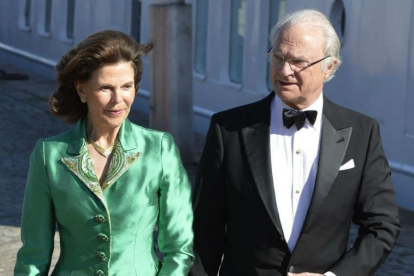 Los reyes de Suecia acuden a un acto en Estocolmo en 2015.-ANDERS WIKLUND / EFE