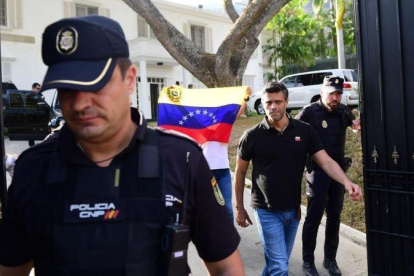 Leopoldo López en la Embajada de España en Caracas.-AFP / RONALDO SCHEMIDT