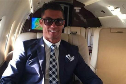 Cristiano Ronaldo posa en su nuevo avión privado.-