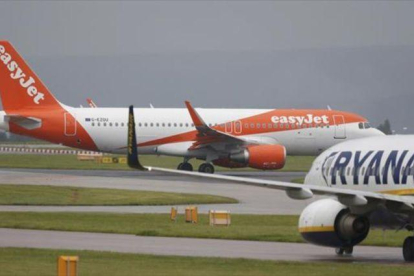 Aparatos de EasyJet y Ryanair, compañías low cost.-REUTERS / ANDREW YATES