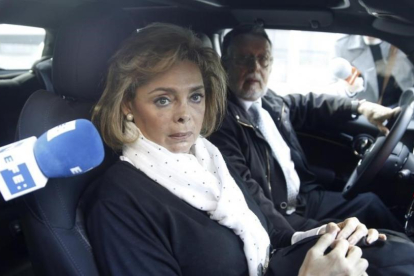 María José Alcón y Alfonso Grau, a su llegada a prestar declaración como imputada por el 'caso Taula'.-LAURA L. DAVID / VALENCIA