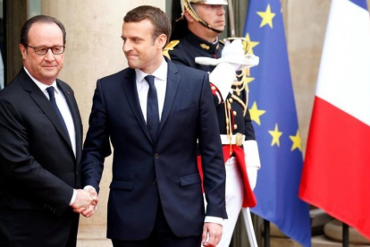 Saludo entre François Hollande y Emmanuel Macron.-