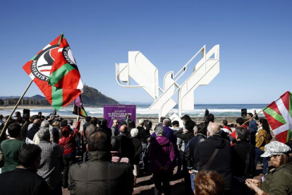 Podemos ha celebrado el Aberri Eguna con un acto simbólico ante la 'Paloma de la Paz' de San Sebastián.-