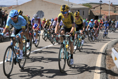 La Vuelta Ciclista a España a su paso por la localidad soriana de Retortillo el año pasado. VALENTÍN GUISANDE