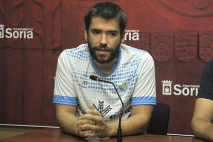 Elías Terés, segundo entrenador del Río Duero, ofrecía ayer la rueda de prensa del conjunto celeste.-Valentín Guisande
