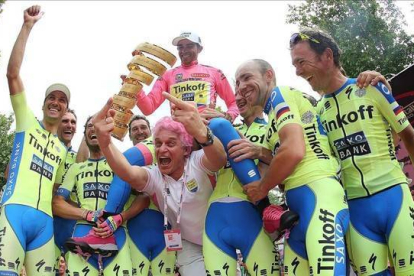 Con felicidad, pero también con reivindicación. Así ha ganado este domingo Alberto Contador su segundo Giro oficial en las calles de Milán, en una etapa que quiso adornar como un paseo triunfal, donde no faltó ni la bici tintada en rosa ni la nota de su p-Foto:  AFP / LUK BENIES