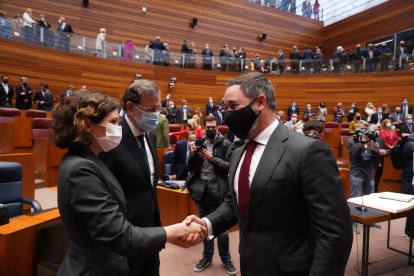 Santiago Abascal saluda a Isabel Díaz Ayuso en presencia de Mariano Rajoy