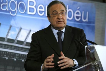Florentino Pérez en una rueda de prensa en el Estadio Santiago Bernabéu-DAVID CASTRO