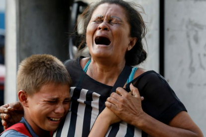 Familiares de uno de los detenidos fallecidos en el incendio de la comisaría de Carabobo-REUTERS