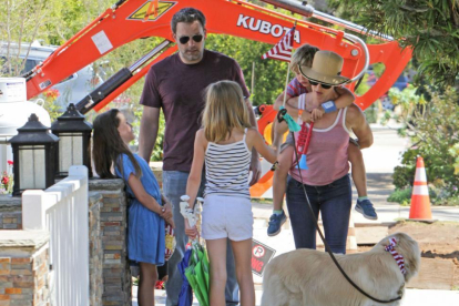 Ben Affleck y su exmujer, Jennifer Garner, con sus hijos en Los Angeles.-SPLASH NEWS