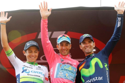 Alejandro Valverde, a la derecha, junto a Vincenzo Nibali, de rosa, y Esteban Chaves, en el podio final del Giro, en Turín.-AFP / LUK BENIES