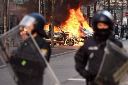 Policías antidisturbios vigilan las calles cercanas a la nueva sede del BCE donde se están produciendo las protestas. ODD ANDERSEN | AFP