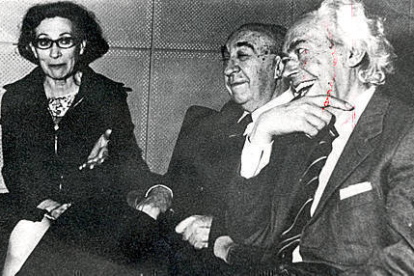 Gaya Nuño ríe junto a su esposa, Concha de Marco, y José Camón Aznar.-