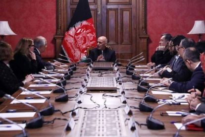 El presidente afgano, Ashraf Ghani, negocia con el enviado especial de EEUU.-AFP