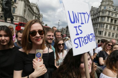 Manifestantes contrarios al 'brexit' protestan en Parliament Square, en Londres, este sábado.-AP / TIM IRELAND