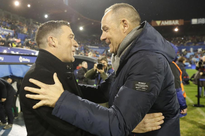 Luis Miguel Carrión y Víctor Fernández se saludan antes del partido del pasado sábado en La Romareda.-ÁREA 11