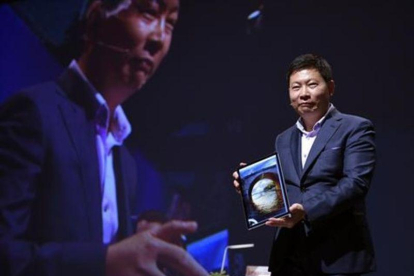 Richard Yu, de la compañia china Huawei, en la presentación del Matebook en el Mobile World Congress.-JORDI COTRINA