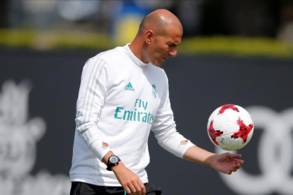 Zidane, durante un entremiento con el Madrid en Los Ángeles.-LUCY NICHOLSON