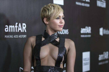Miley Cyrus posa en el 'photocall' de la gala anFAR, celebrada el pasado 29 de octubre en Los Ángeles.-Foto: REUTERS / MARIO ANZUONI