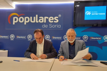 Benito Serrano y de Miguel estampan la firma de la integración. MARIO TEJEDOR