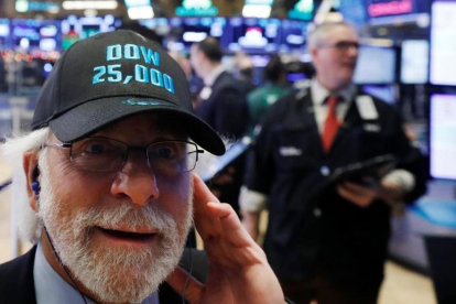 Un operador de Wall Street luce una gorra conmemorativa de los 25.000 puntos alcanzados por el Dow Jones.-/ LUCAS JACKSON