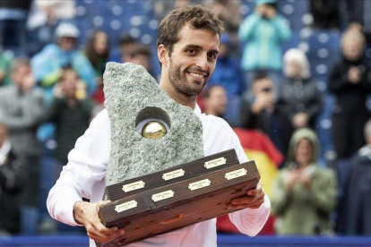 El tenista Albert Ramos con el trofeo del Torneo de Gstaad.-