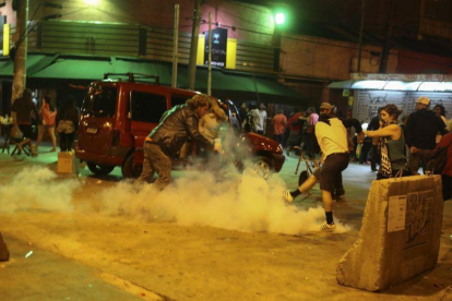 Enfrentamiento entre policía y simpatizantes de Dilma Rousseff, durante la protesta de este domingo en Sao Paulo.-EFE / SEBASTIAO MOREIRA