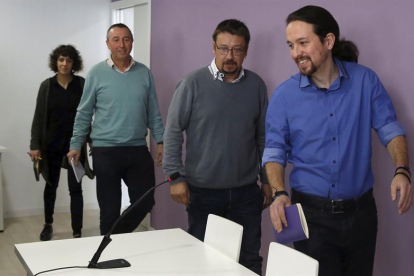 El líder de Podemos, Pablo Iglesias (d), acompañado de los representantes de En Marea, En Comú Podem y Compromís Podemos, Alexandra Fernández, Xavier Domènech (2d) y Joan Baldoví, respectivamente, a su llegada a la rueda de prensa.-EFE