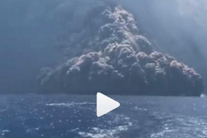 Vídeo de la erupción del Estrómboli vista desde el mar.-