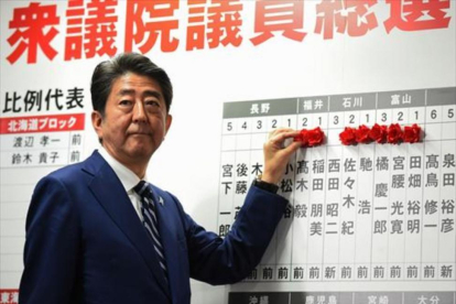 Shinzo Abe sigue los resultados de las legislativas, ayer, en la sede electoral de su partido en Tokio.-AFP