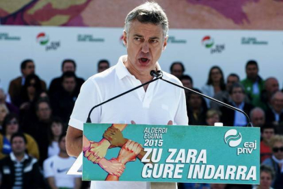 El lehendakari Iñigo Urkullu, durante su intervención en el Alderdi Eguna (Día del Partido) celebrado en la localidad Foronda, coincidiendo con las elecciones catalanas del 27-S.-ADRIAN RUIZ DE HIERRO / EFE