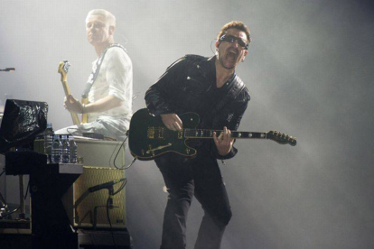 Bono, y Adam Clayton, detrás, durante una actuación de la banda irlandesa.-Foto: AP