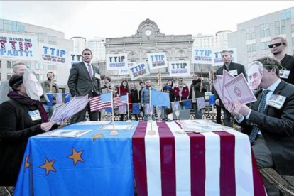 Protesta de europarlamentarios de Los Verdes contra el TTIP en Bruselas, el miércoles.-EFE / OLIVIER HOSLET