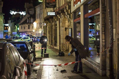 Una policía recopila pruebas en el lugar del atropello en Dijon.-Foto: AFP / ARNAUD FINISTRE