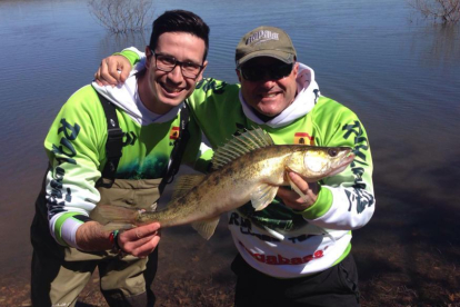 Dos de los participantes en el Campeonato de Luciopercas con uno de los ejemplares capturados.-El Campano Soriano