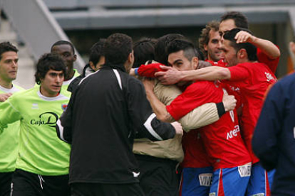 Los jugadores del Numancia abrazan a Unzué en la celebración del segundo gol ante el Córdoba. / FRANCISCO GONZÁLEZ / DIARIO DE CÓRDOBA-