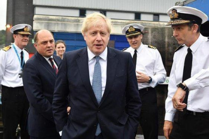 El primer ministro británico, Boris Johnson, durante una visita a un submarino militar.-AFP