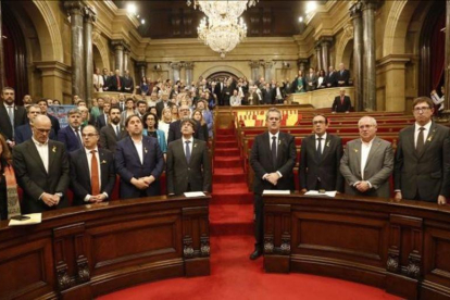 El Govern de Carles Puigdemont, en el pleno en el que se aprobó la declaración de independencia, el pasado 27 de octubre.-JULIO CARBÓ