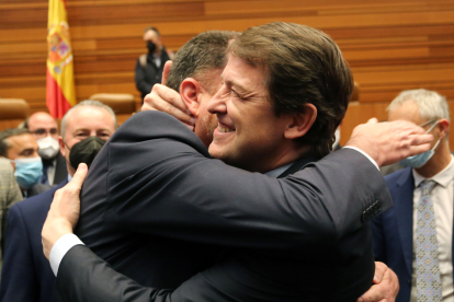 Alfonso Fernández Mañueco saluda al presidente del PP del País Vasco, Carlos Iturgaiz.