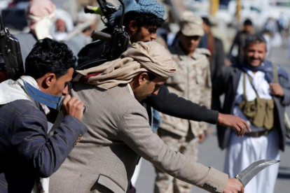 Miembros de distintas tribus leales al movimiento hutí celebran con una danza los 1.000 días de intervención militar saudí, este martes.-REUTERS / KHALED ABDULLAH