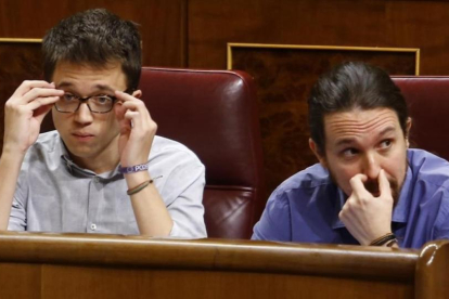 Pablo Iglesias e Íñigo Errejón en sus escaños, este miércoles durante el pleno del Congreso.-