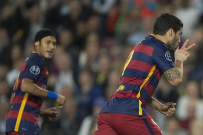 Luis Suárez celebra su gol al Bate Borisov en la Liga de Campeones.-JORDI COTRINA