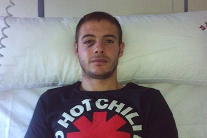 Adrián Ripa, en una imagen publicada en twitter, a la espera de la operación en una habitación de la Clínica Fremap de Madrid. -