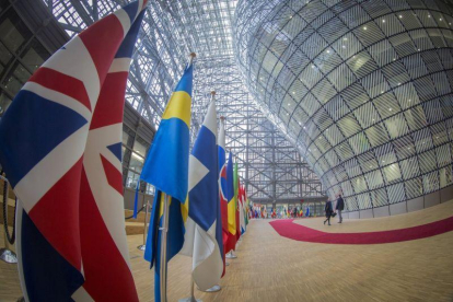 Fotografía tomada con objetivo de ojo de pez que muestra la bandera de Reino Unido junto a las banderas de otras naciones en el atrio del Consejo Europeo.-OLIVIER HOSLET / EFE