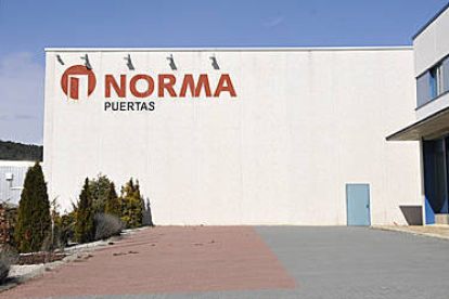 Exterior de la fábrica de Puertas Norma. / VALENTÍN GUISANDE-