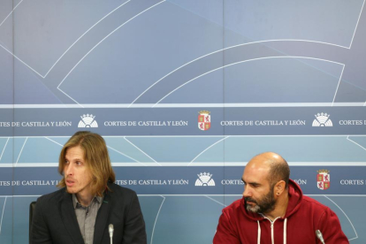 El portavoz de Podemos en las Cortes, Pablo Fernández, durante la rueda de prensa, junto al procurador Ricardo López-Ical