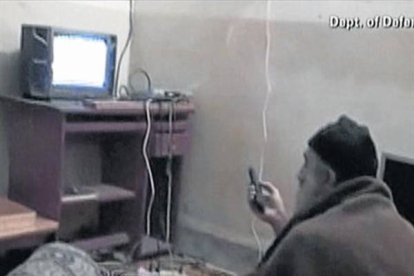 Viendo la tele 8El fotograma extraído de un vídeo facilitado por EEUU muestra a Bin Laden ante la TV.-Foto: AFP